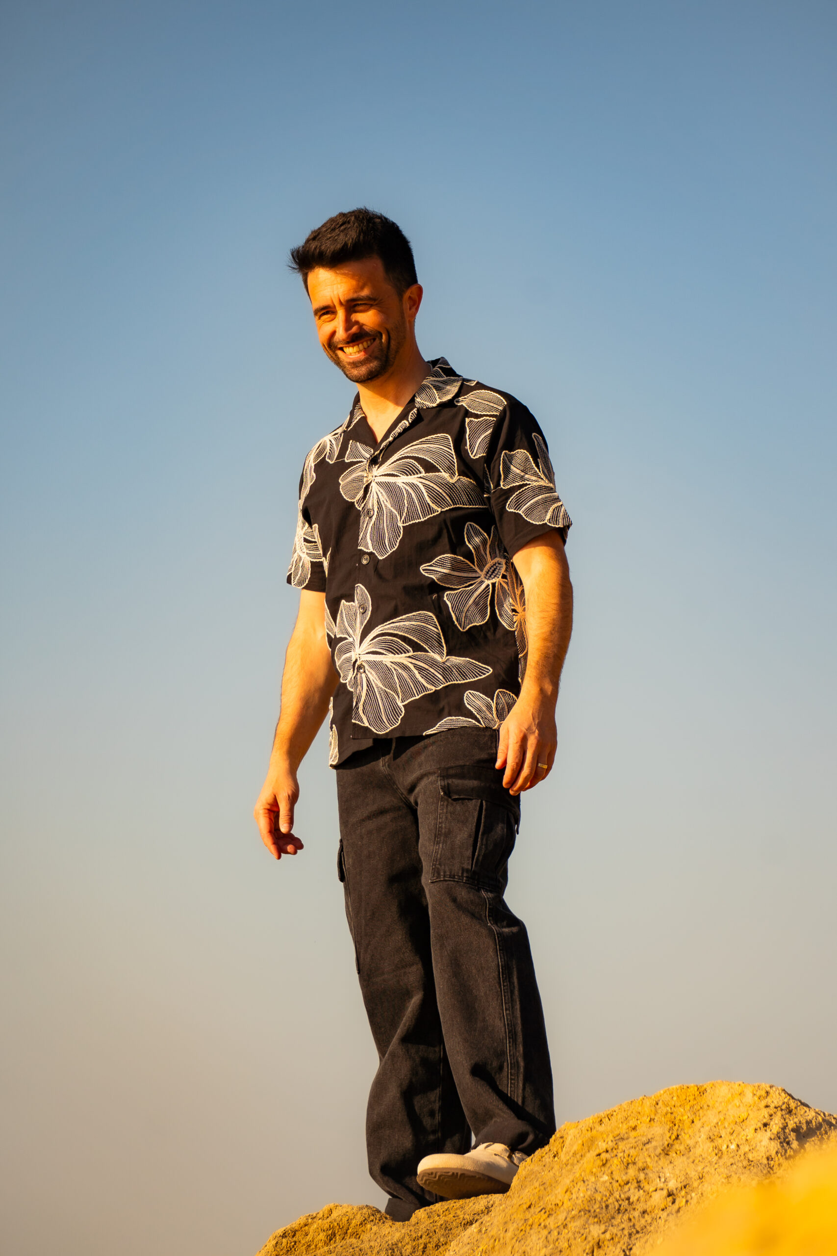 Chemise brodée fleurs Ethan noire – Image 6