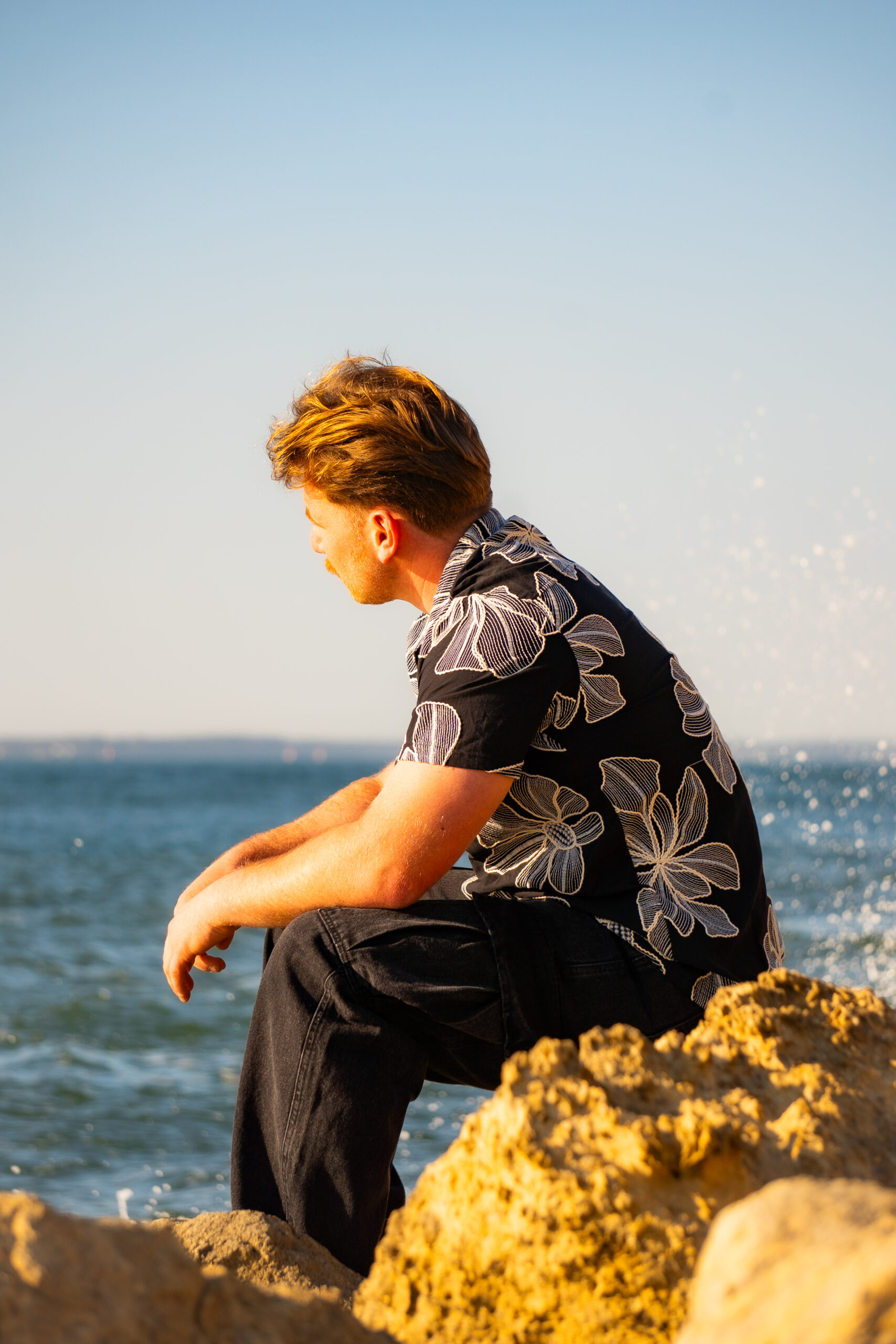 Chemise brodée fleurs Ethan noire – Image 3