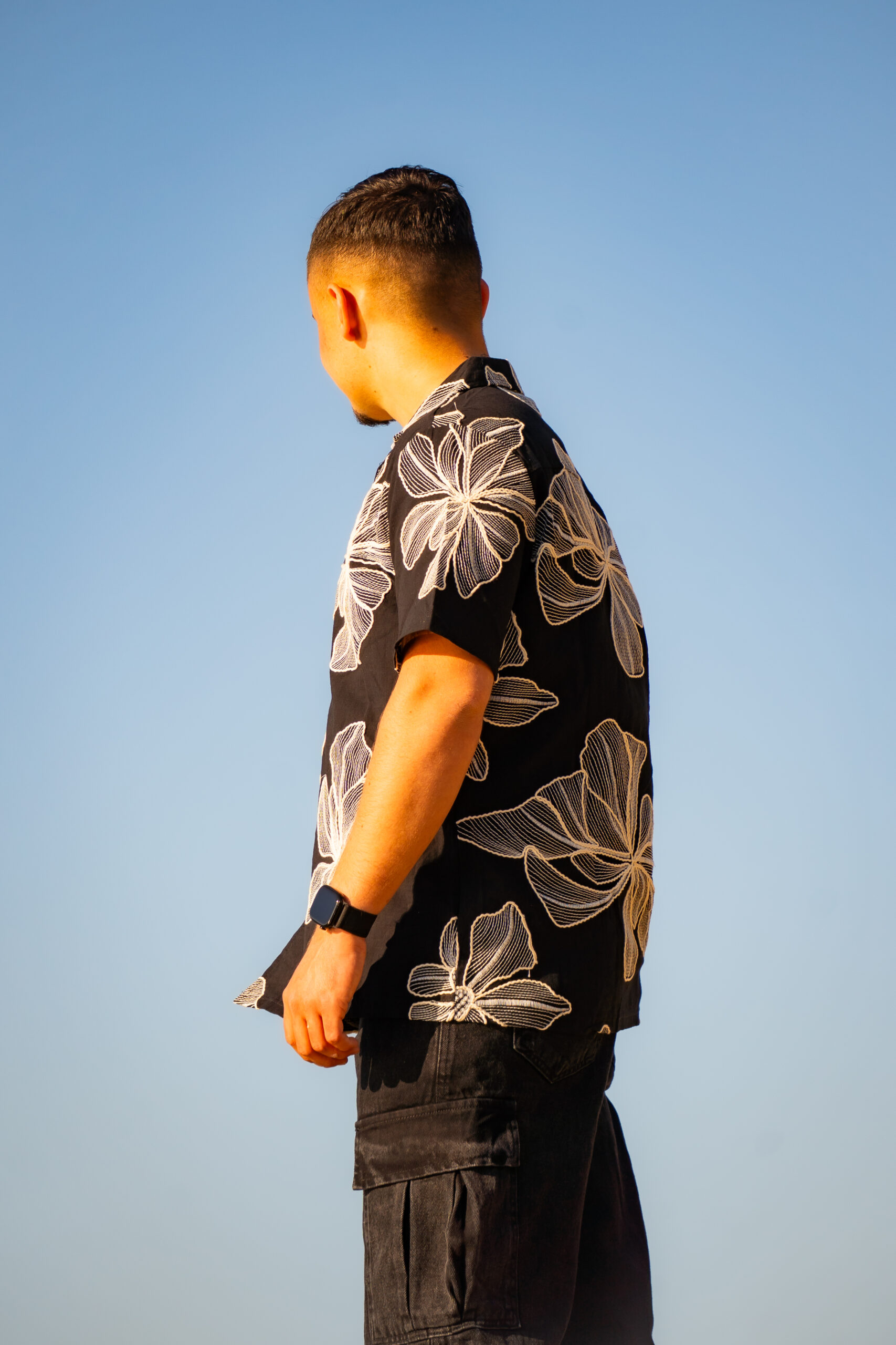 Chemise brodée fleurs Ethan noire – Image 4