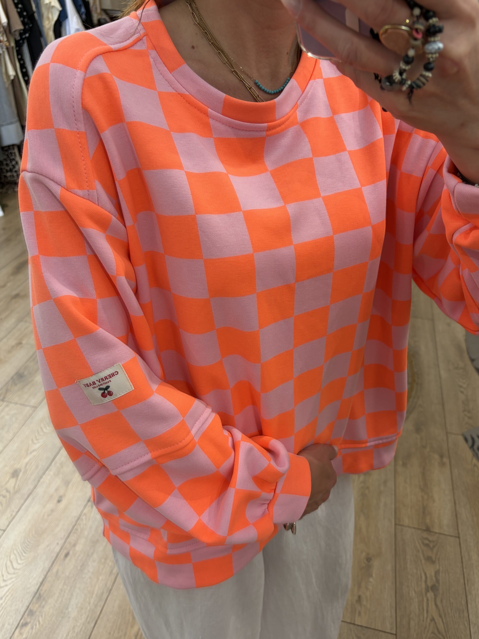 Pull damier orange et parme – Image 2