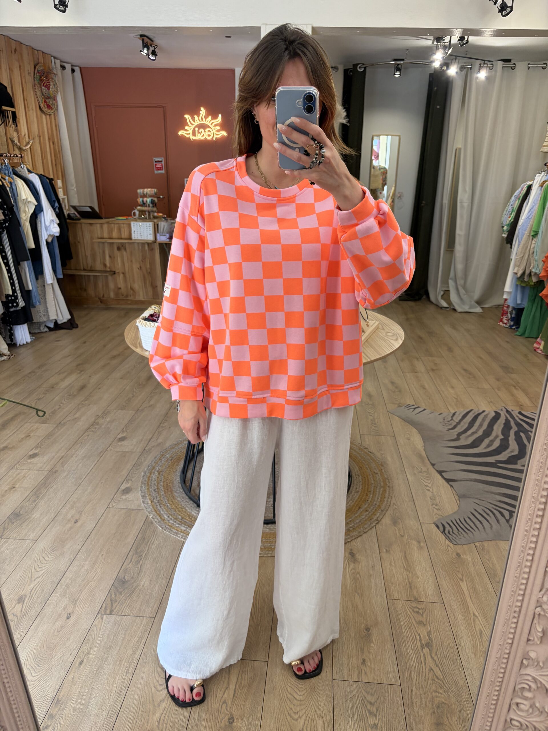 Pull damier orange et parme – Image 3