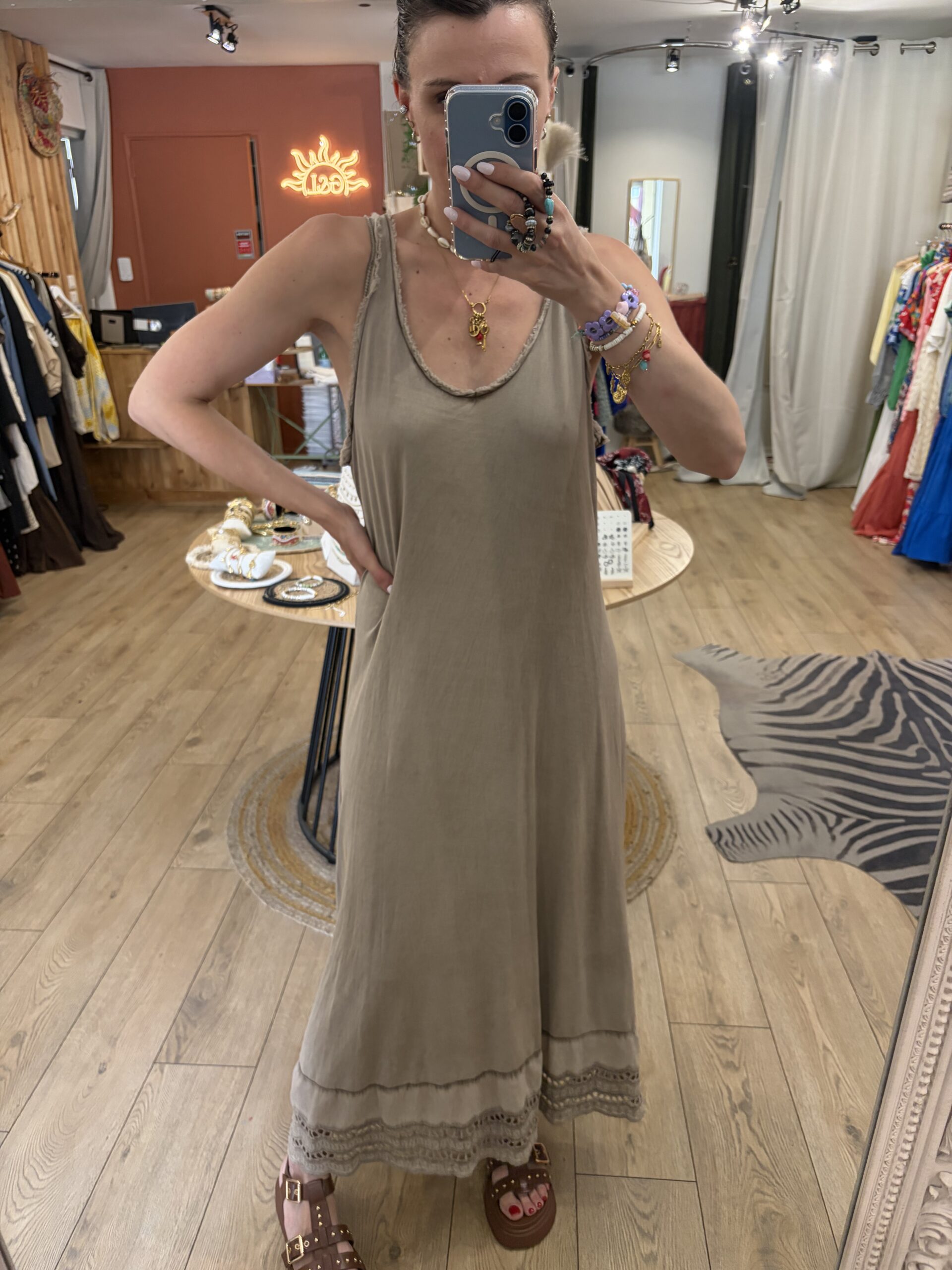 Robe Joséphine taupe – Image 2