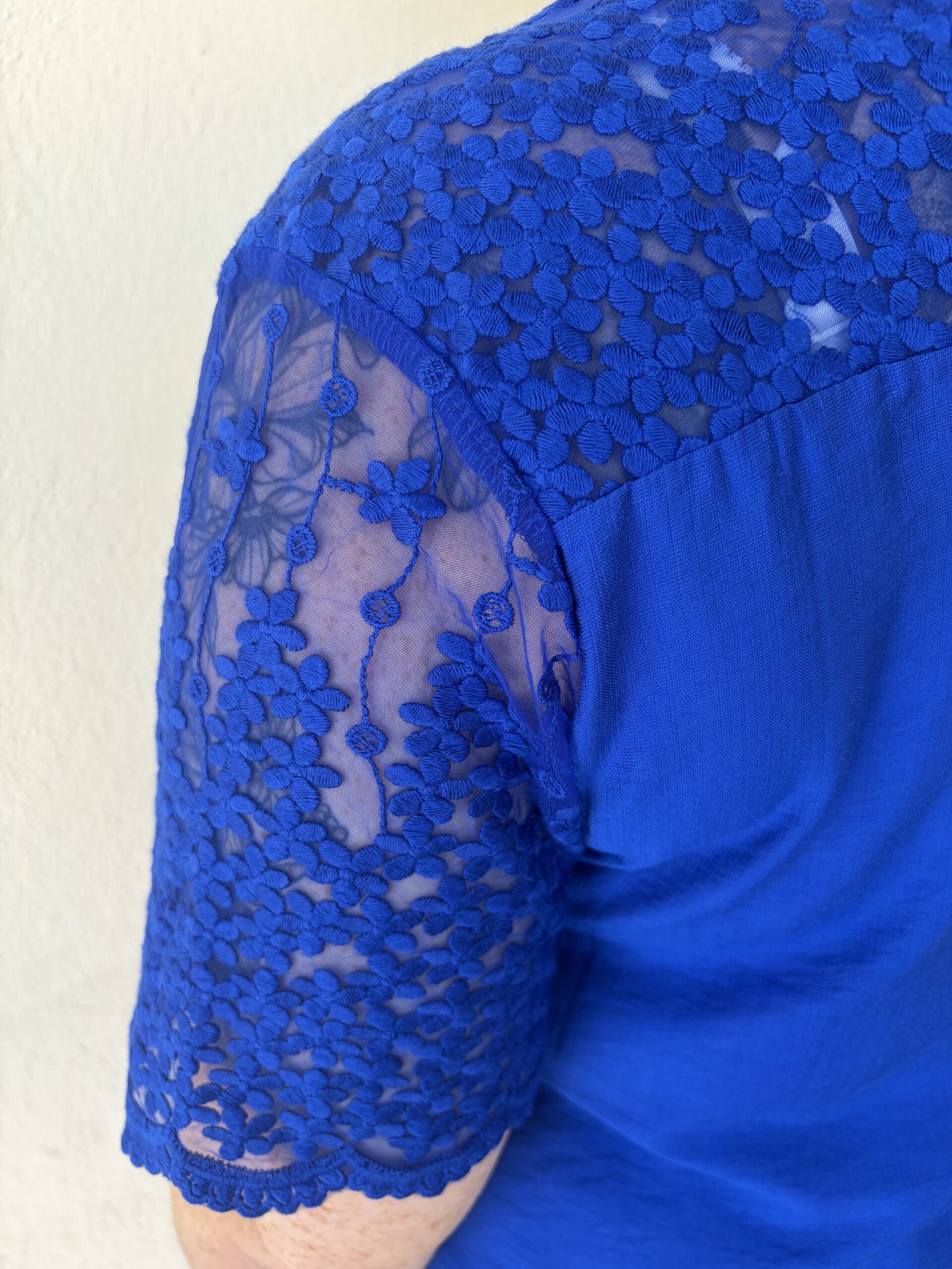 Top t-shirt dentelle Iris bleu électrique – Image 3