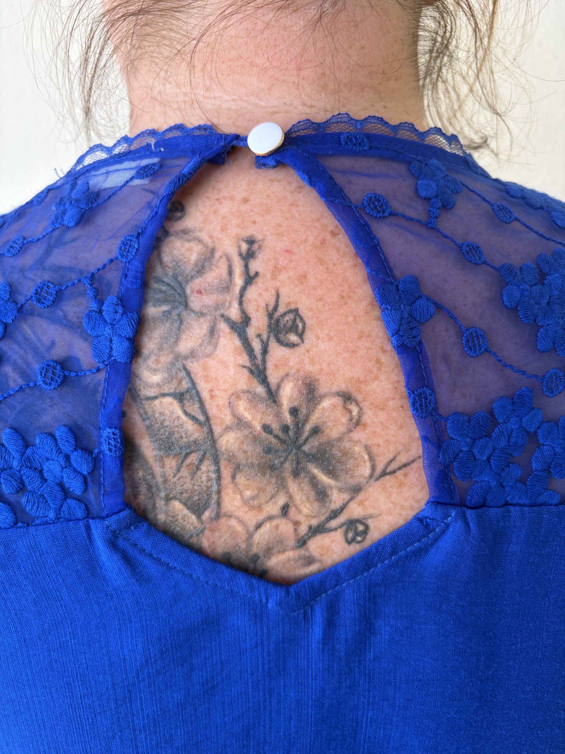 Top t-shirt dentelle Iris bleu électrique – Image 2