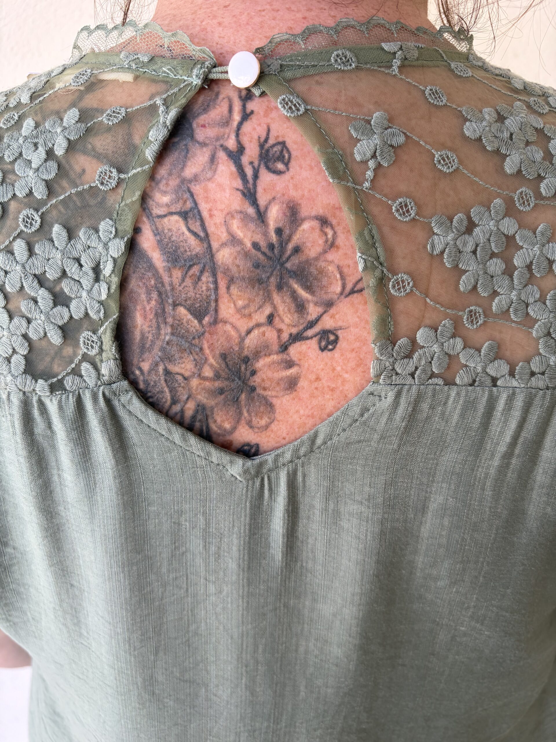 Top t-shirt dentelle Iris kaki – Image 2