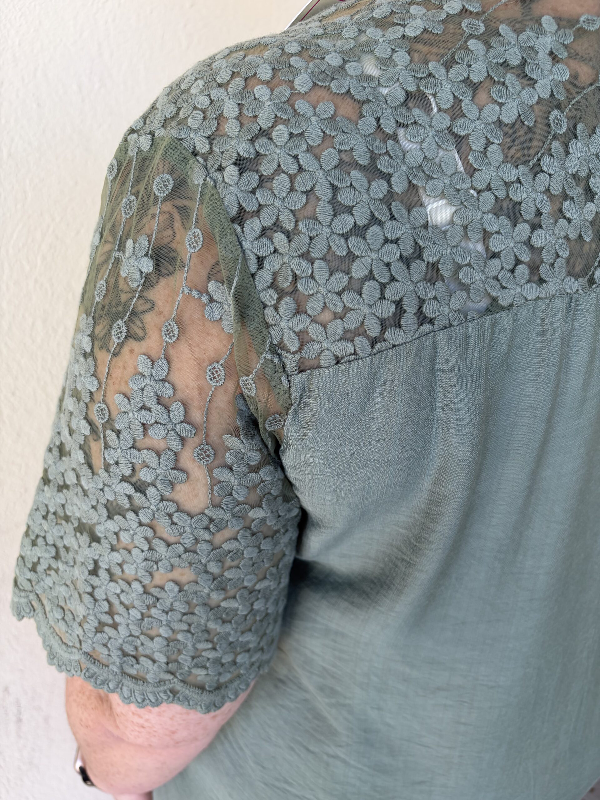 Top t-shirt dentelle Iris kaki – Image 3