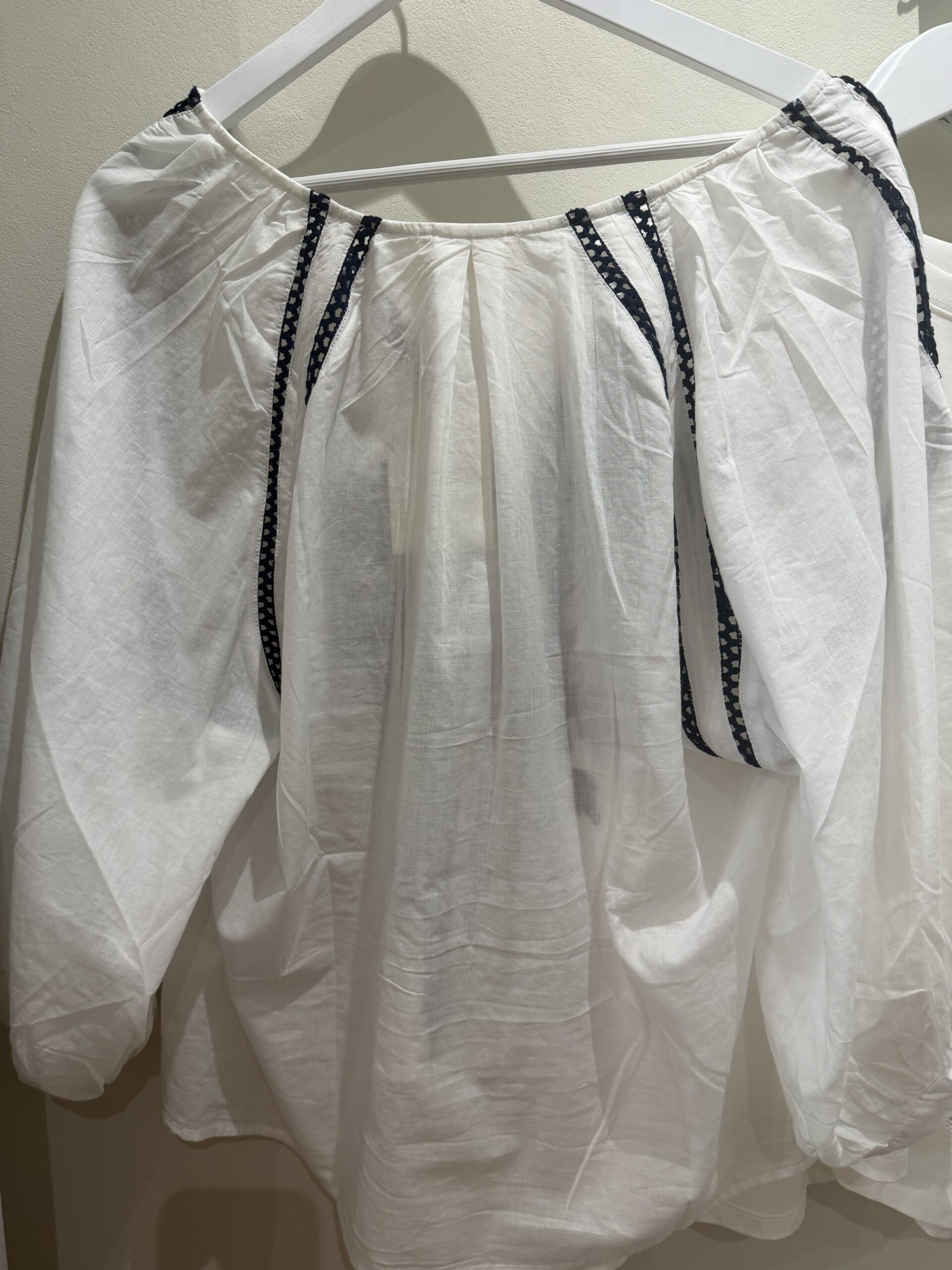 Blouse Enéa blanche brodée marine – Image 3
