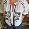 Blouse Enéa blanche brodée marine