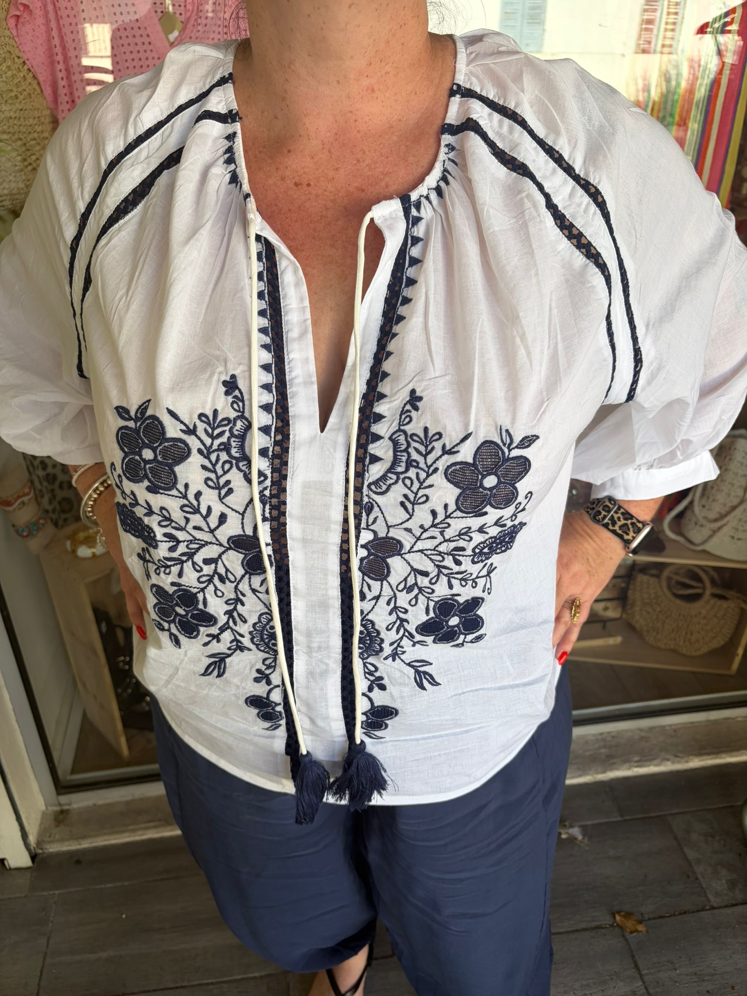 Blouse Enéa blanche brodée marine