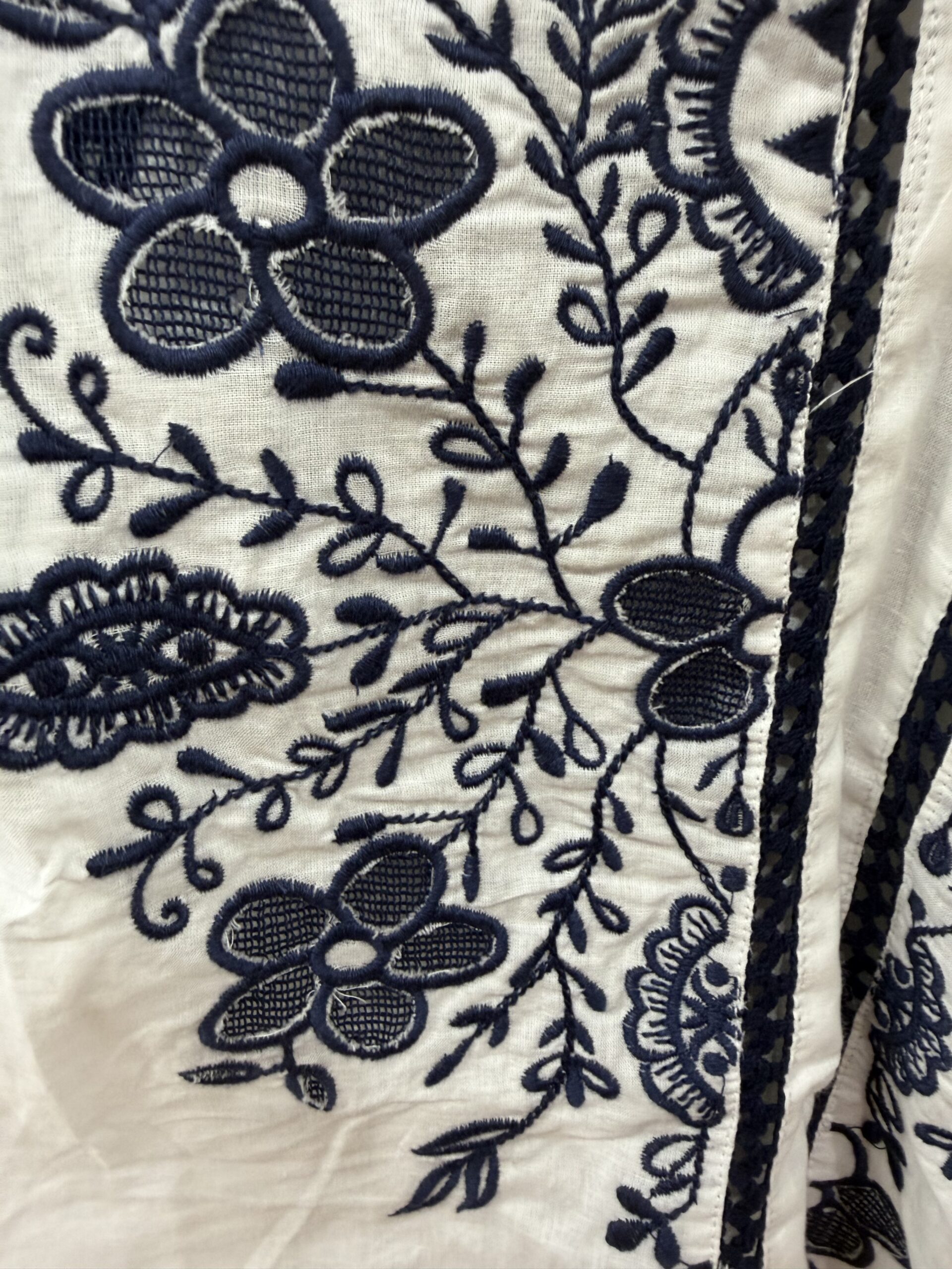 Blouse Enéa blanche brodée marine – Image 4