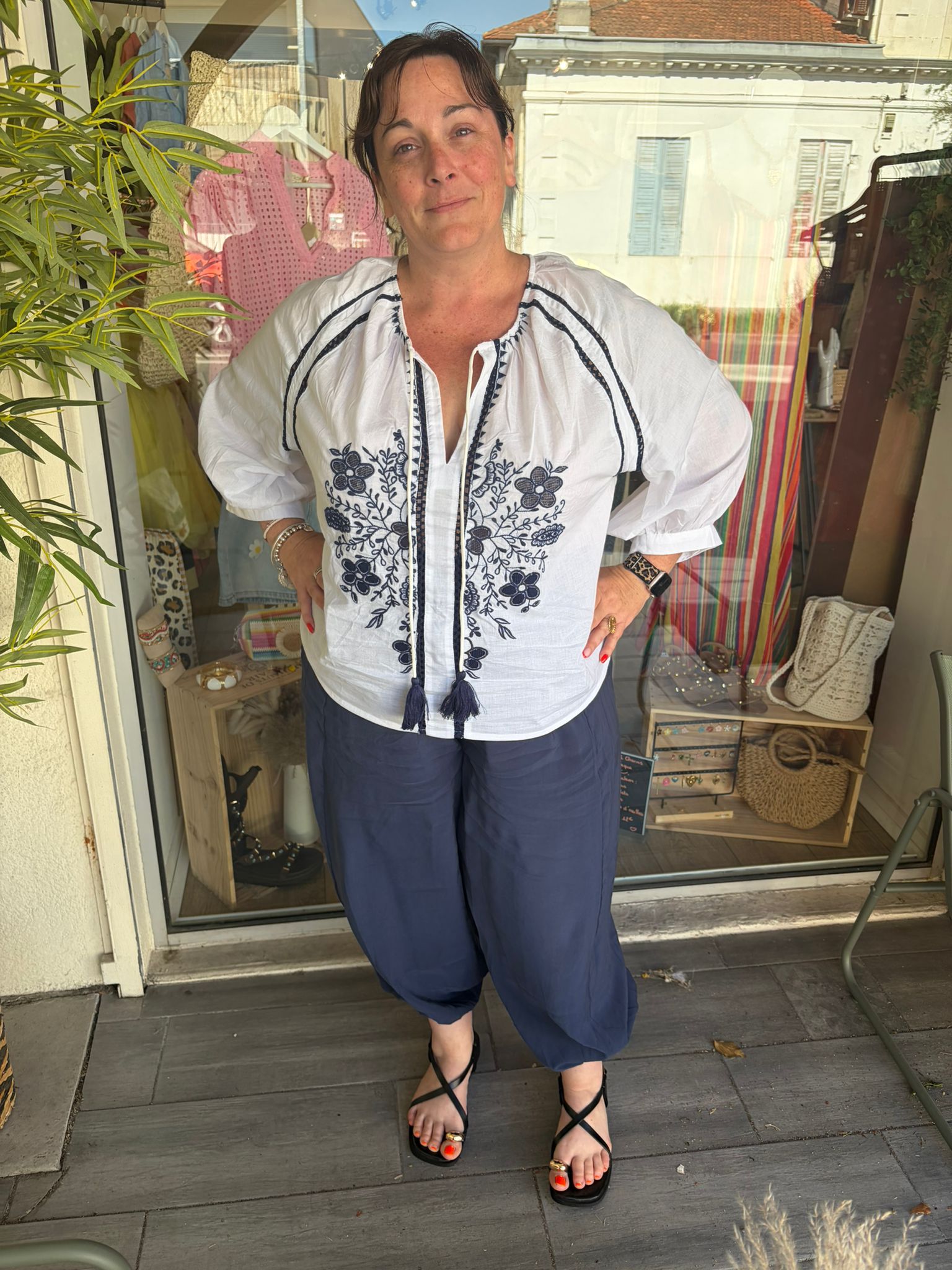Blouse Enéa blanche brodée marine – Image 2