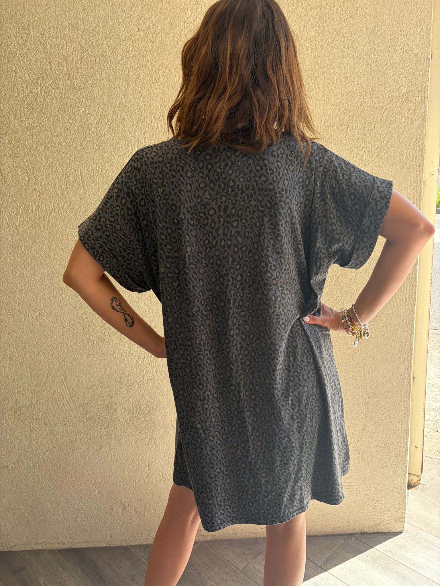 Robe t-shirt Amour noir délavé – Image 2